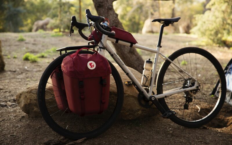 Specialized x Fjällräven – S/F Produkte: Radtasche für alles, Anoraks & mehr