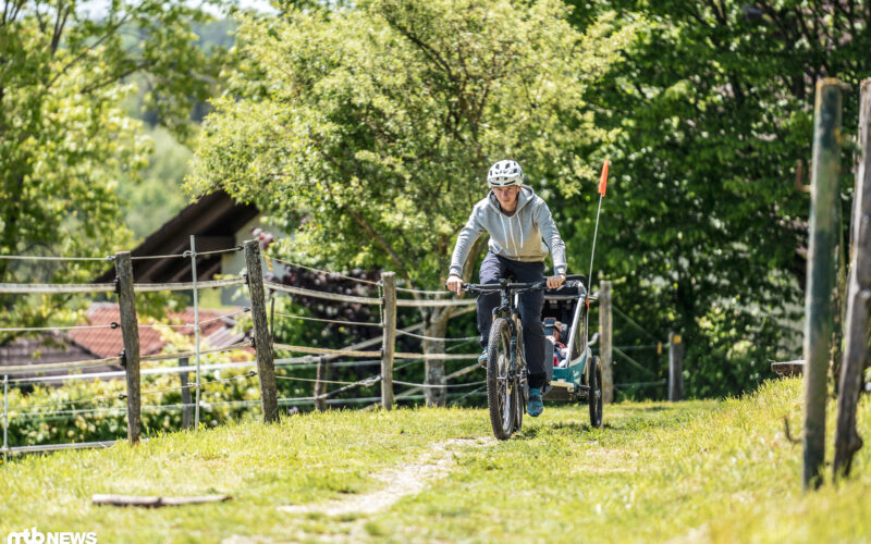 Tobias nimmts Rad: … und zieht den Hänger