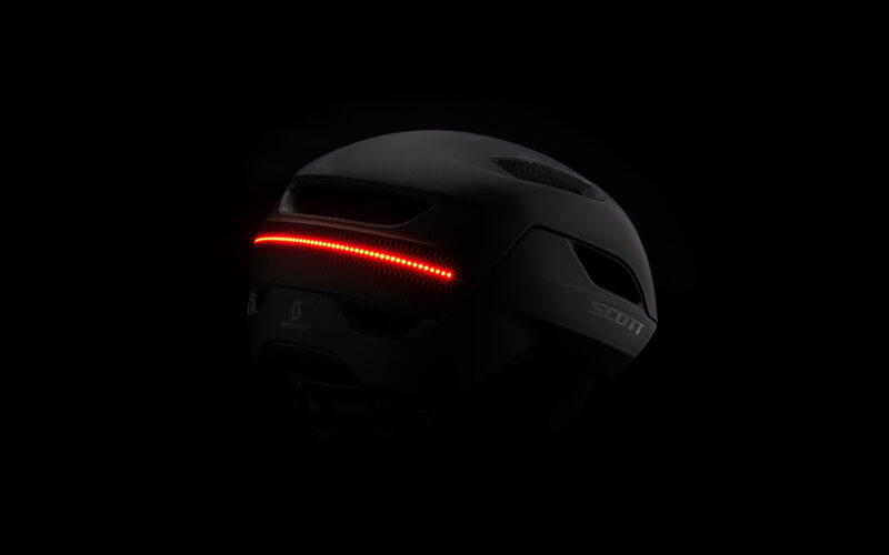 Neuer Scott La Mokka Helm mit Bremslicht: Der Urban-Helm für (K)Night-Rider