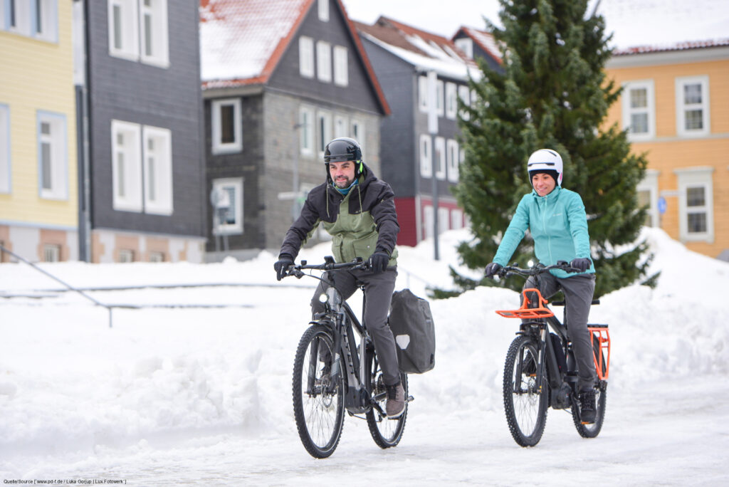 Fahrradfahren im Winter ist möglich. Wie man es am klügsten angeht, wenn man das Rad bei Schnee und Eis nicht stehen lassen will, dafür haben wir hier die wichtigsten Tipps für die richtige Kleidung, die Ausrüstung des Fahrrades und die Radpflege zusammengestellt.