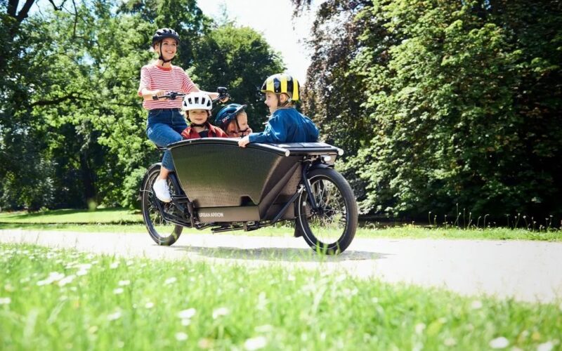 Das neue Urban Arrow Family 2023 E-Lastenrad: Platz für 3 Kinder und 150 kg Zuladung
