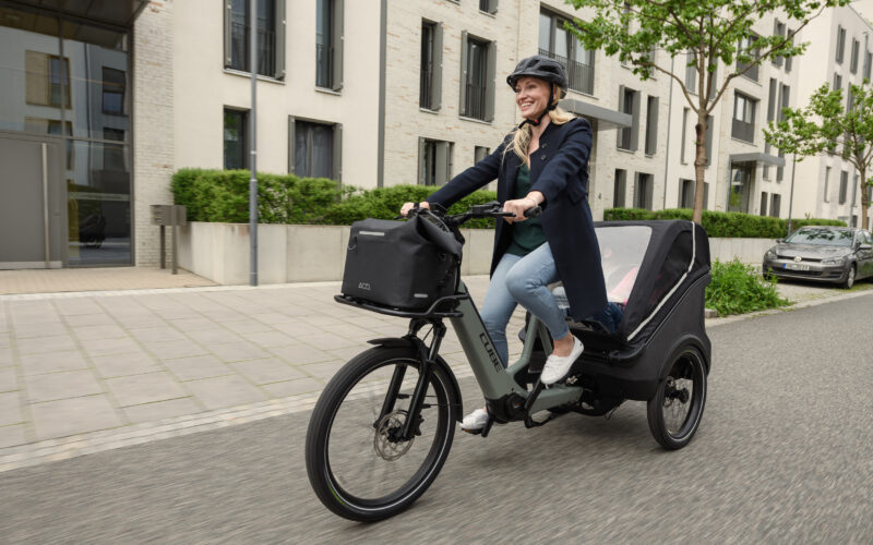 Cube Trike Hybrid E-Lastenrad geht in Serie: Sicheres Dreirad mit 60 kg Zuladung & Regenverdeck