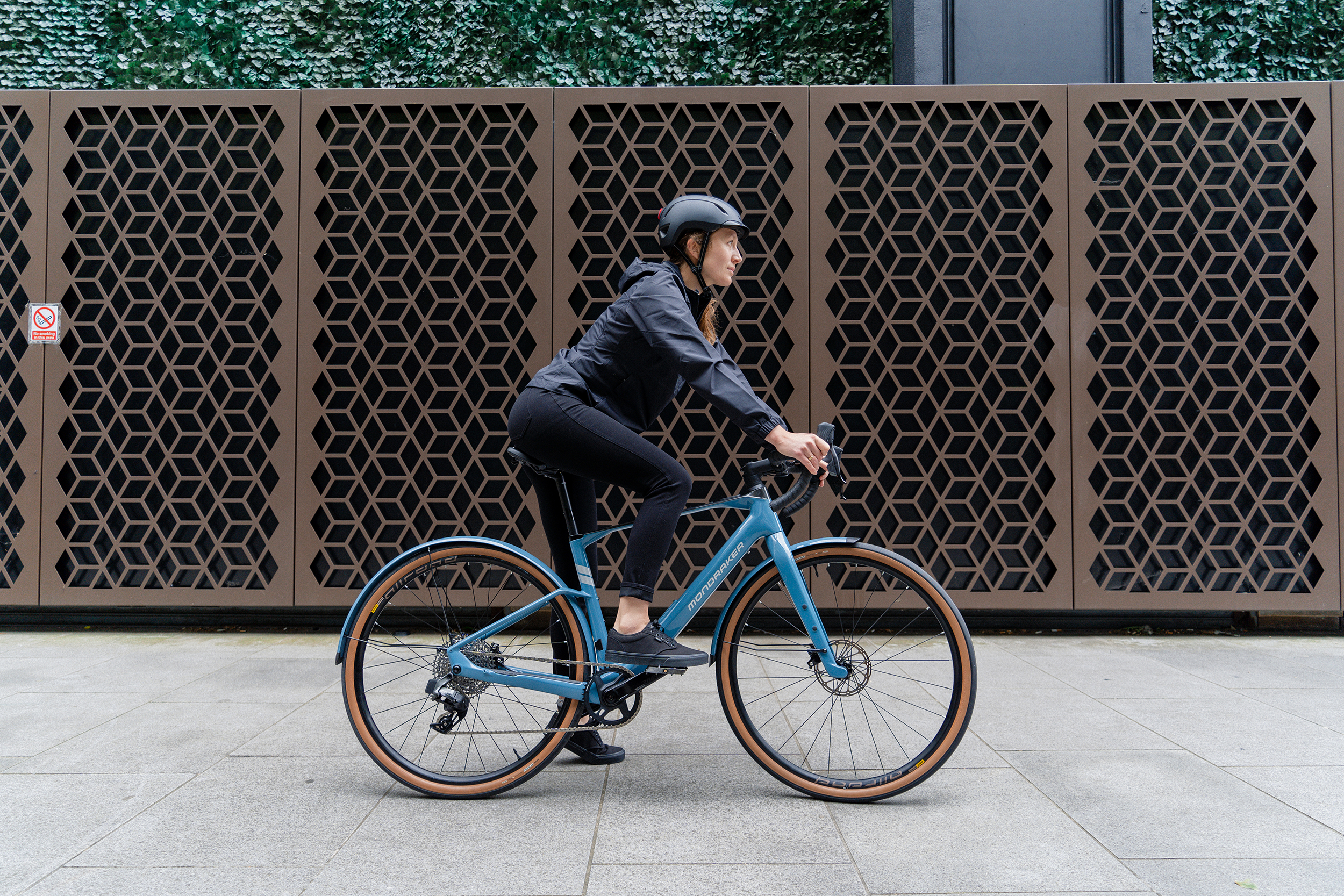 Neues Mondraker Dusty SX E-Gravelbike: Schneller Commuter mit Schutzblechen & Mahle X20