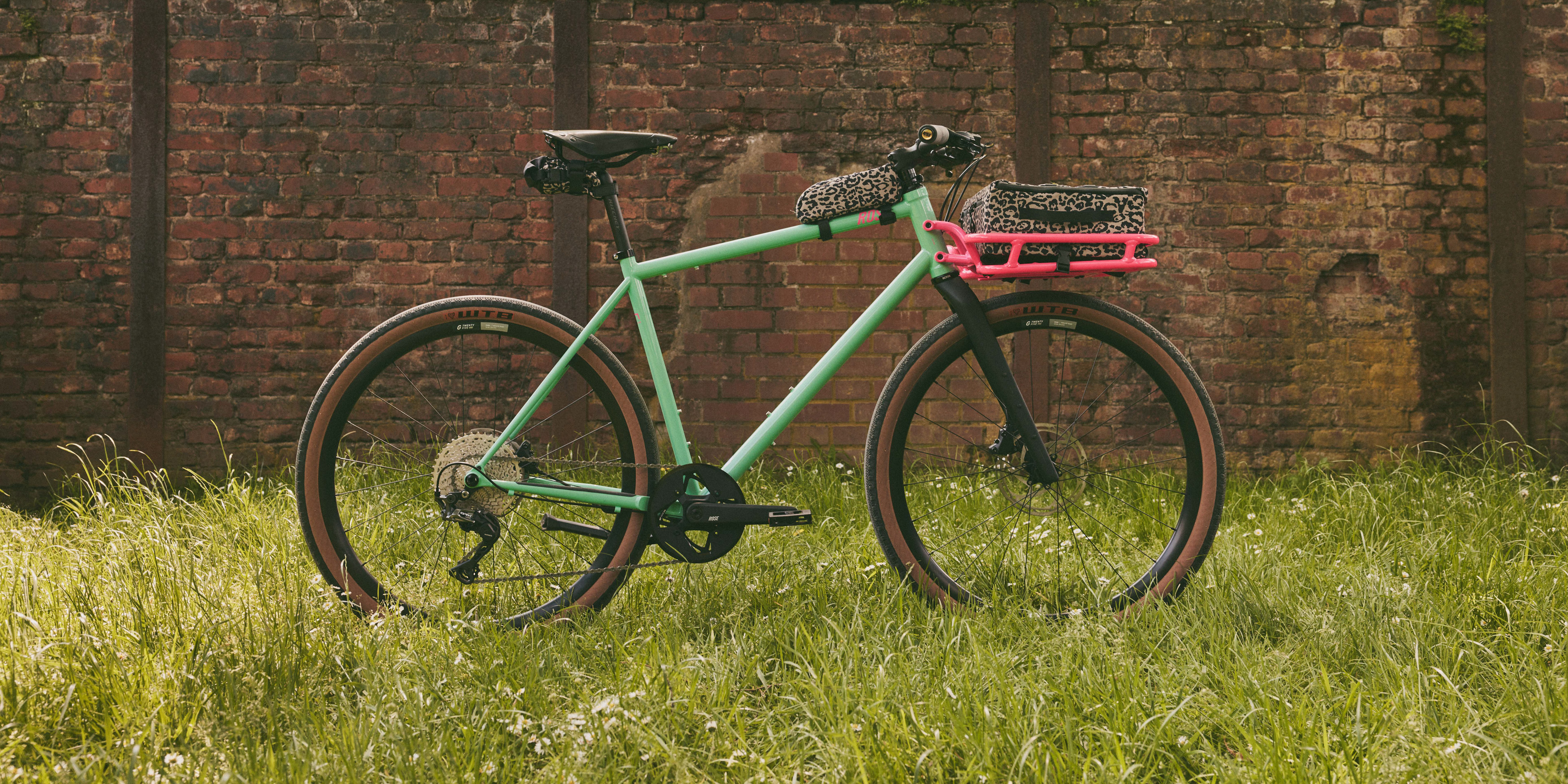 giant gravel bikes Giant Revolt Advanced Pro 1 AXS Carbon Disc Gravel Bike 2023 main image 1
