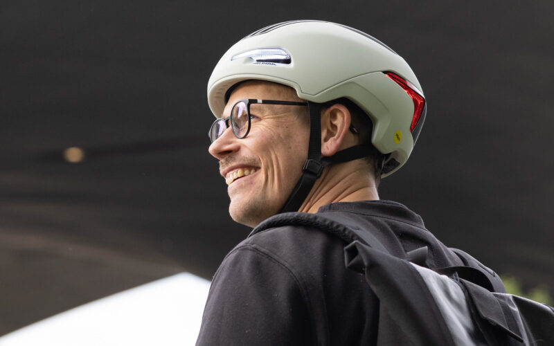 Neuer Alpina Brighton Mips Fahrradhelm: Smarter Helm mit Rundumlicht, Bremslicht & Mips