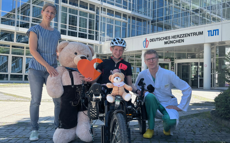 Mit dem Hase Kettwiesel von München nach Berlin: Marie sammelt für Kinderherzen