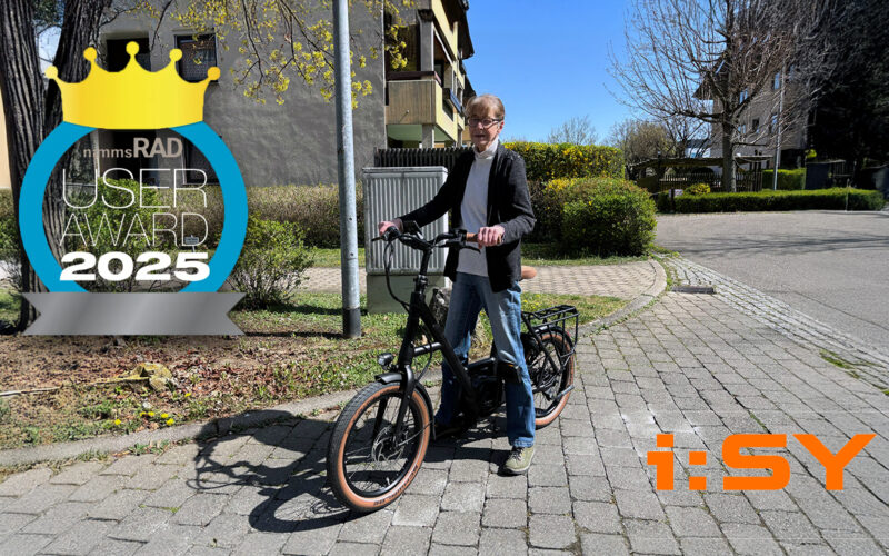 Hauptgewinn zum Saisonstart!: Sabine freut sich über ihr neues i:SY Kompakt-E-Bike