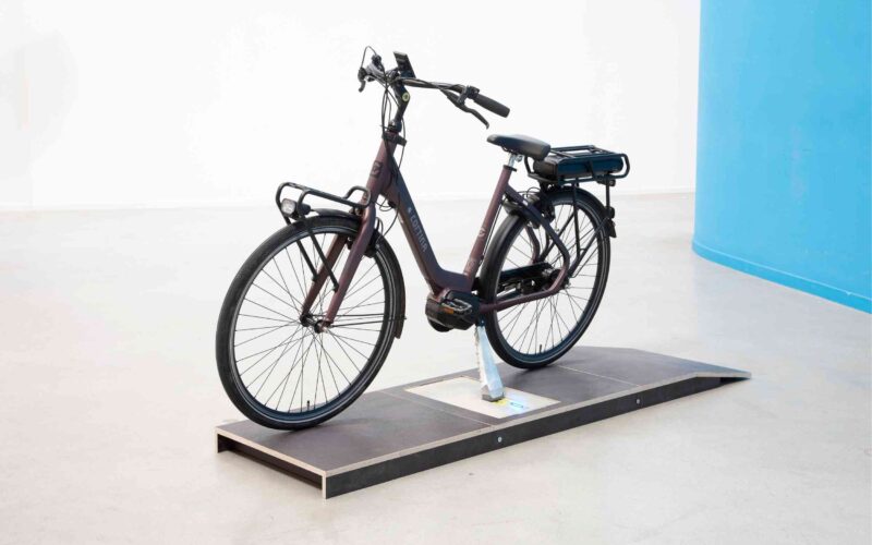 Tiler Charge – Laden über den Ständer: E-Bikes tanken Strom direkt vom Boden