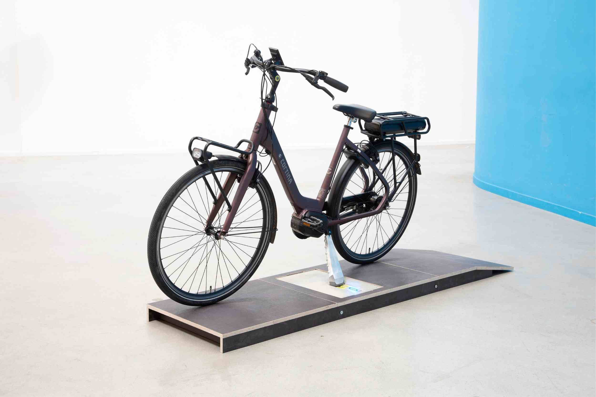 Tiler Charge – Laden über den Ständer: E-Bikes tanken Strom direkt vom Boden