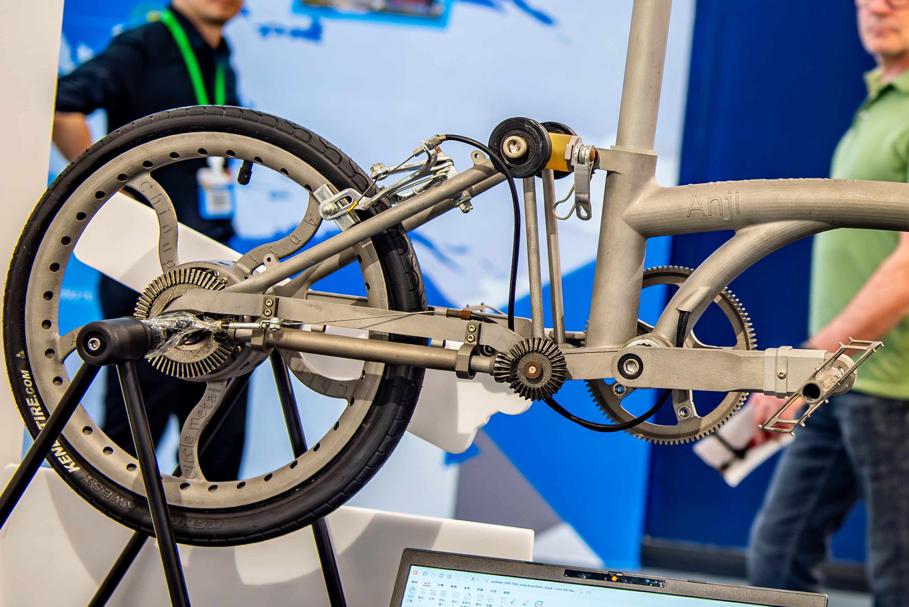 Eurobike 2025 Halle 9 – Kurioses & Innovatives : Kabelloser 14-fach-Antrieb trifft 3D-Druck-Wahnsinn