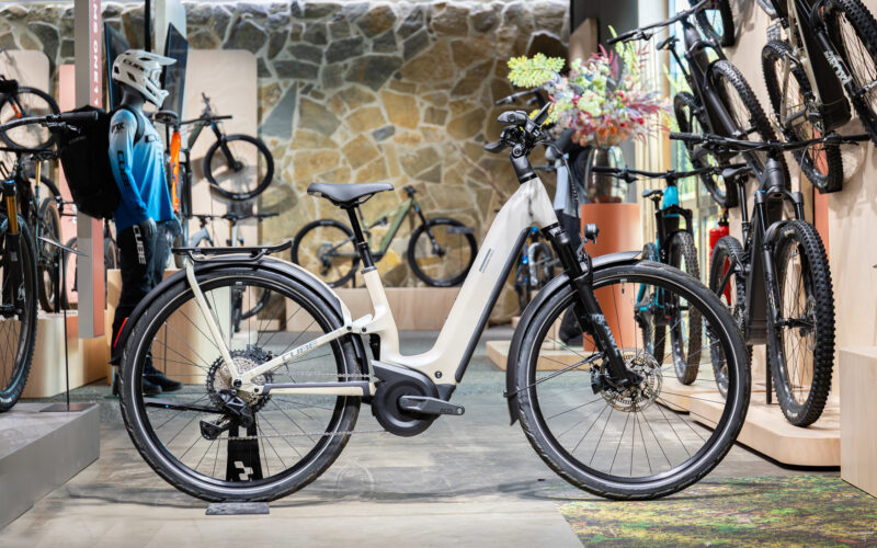 Cube E-Bike-Neuheiten 2026: Kathmandu Hybrid Tiefeinsteiger jetzt vollgefedert!