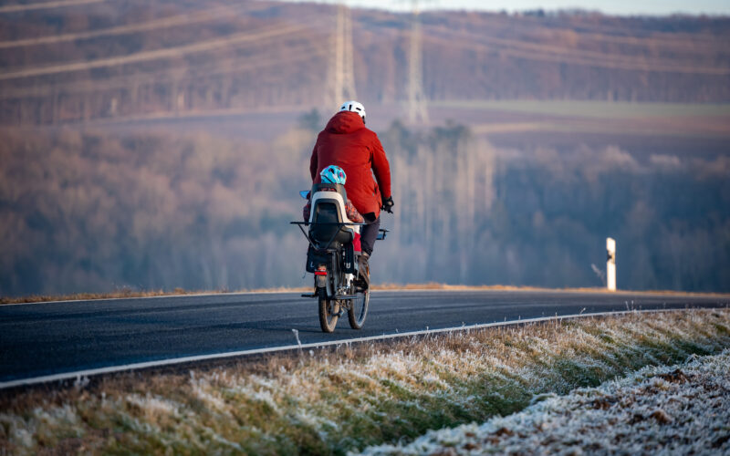 Mehr Platz für Fahrräder auf der Landstraße: Österreich testet Mehrzweckstreifen außerorts