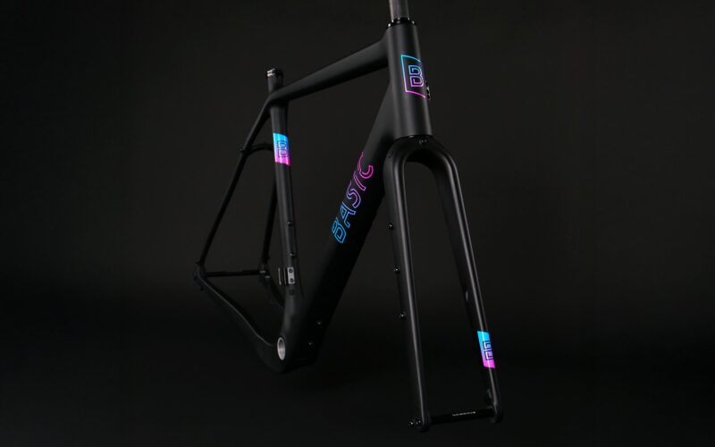 Basic Adventure Gravel Rahmenset: Carbon-Basis für Bikepacking und Commuting