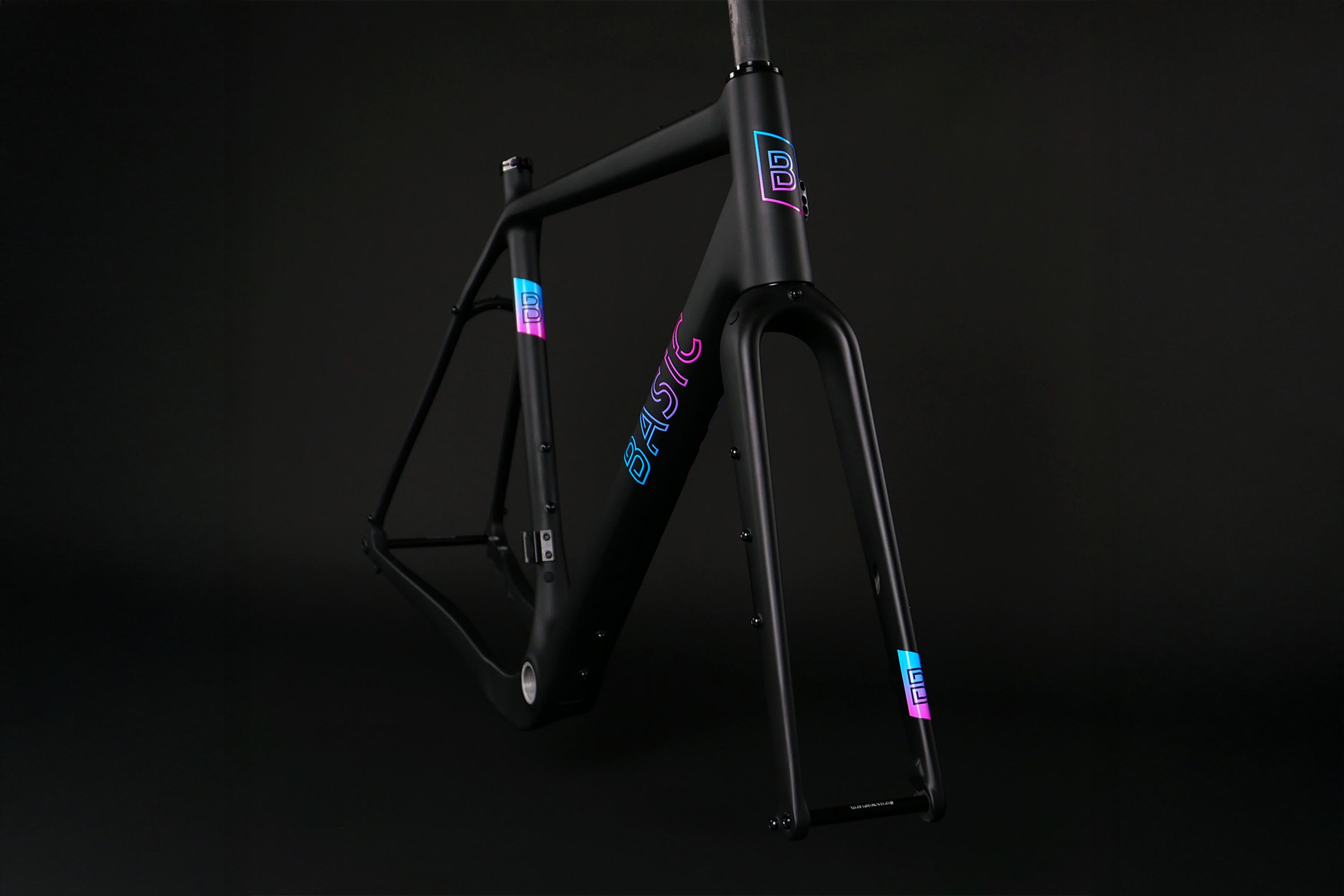 Basic Adventure Gravel Rahmenset: Carbon-Basis für Bikepacking und Commuting