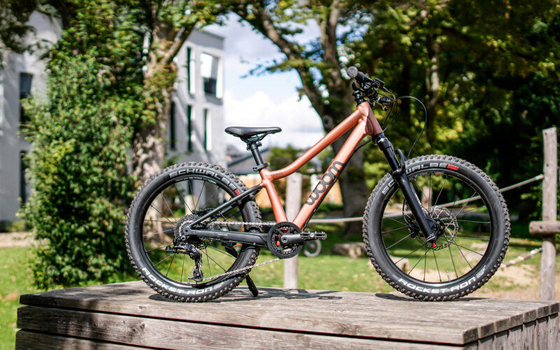 Woom Off Air 4 Kinderfahrrad im Test: 20″-Kinder-MTB mit Scheibenbremsen & Federgabel