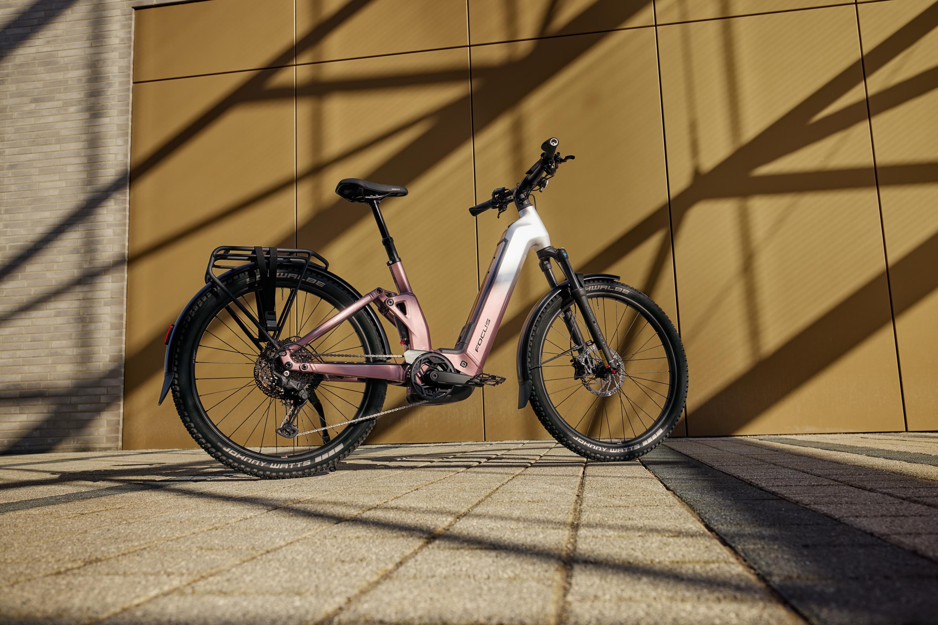 Neues Focus Aventura² FS: Vollgefedertes E-Trekkingbike mit Tiefeinstieg